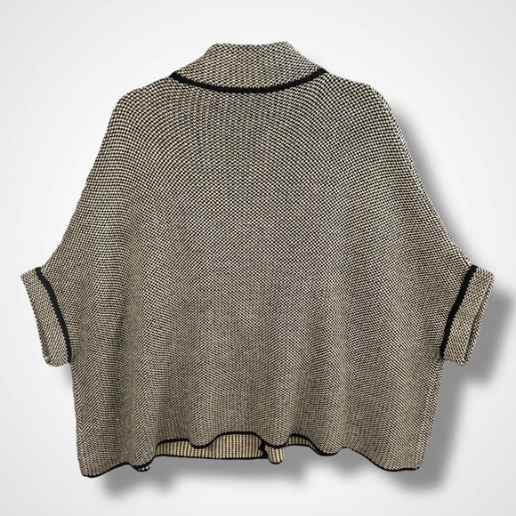 Do everything in Love Poncho Womens One Size Black White Knit Toggle Cape Collar - Picture 3 of 11